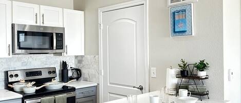 Mikrovågsugn, ugn, spishäll och diskmaskin