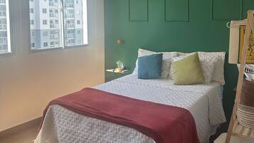 6 kamar tidur, setrika/meja setrika, Wi-Fi, dan seprai linen