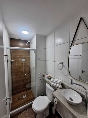 Secadora de cabello, toallas, papel de baño 