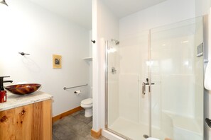 Shower, towels - New! Southern Cross Adventure Cabin | Deck, Mountain Views & Glacier NP Access! (Columbia Falls)