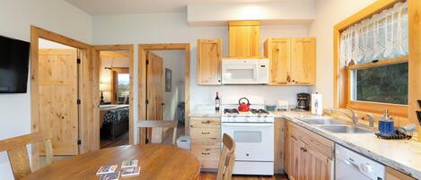 Køleskab, mikrobølgeovn, ovn, kogeplade