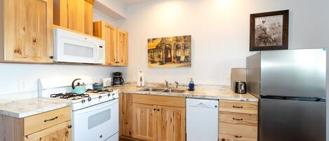 Réfrigérateur, micro-ondes, four, plaque de cuisson