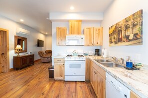 Een koelkast, een magnetron, een oven, een kookplaat