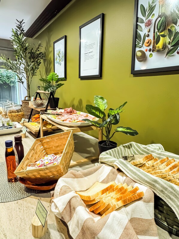 Free daily continental breakfast - Noa Hotel (Auckland)