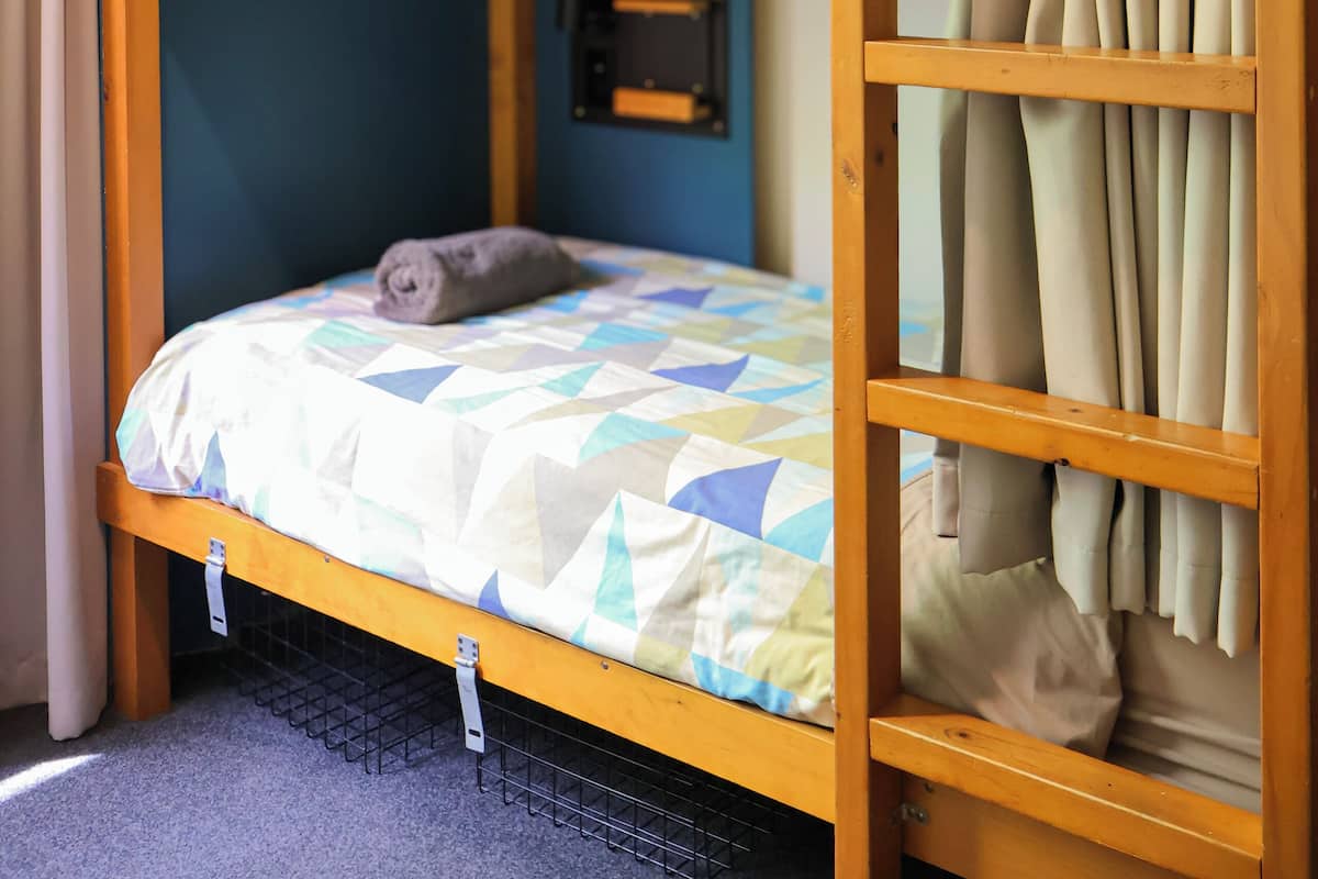 Cortinas blackout, wifi gratis y ropa de cama