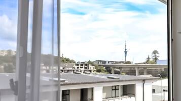 Cortinas blackout, wifi gratis y ropa de cama