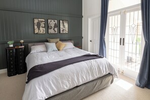 5 bedrooms, iron/ironing board, WiFi