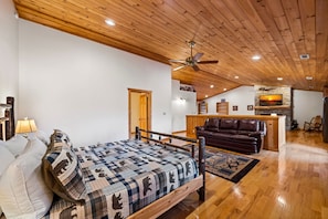 Smart TV, fireplace - The Bears & Bees Lodge - Lake View | Outdoor Fireplace | Hot Tub (Blue Ridge)