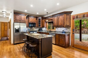 Kjøleskap, mikrobølgeovn, kokeplater og oppvaskmaskin