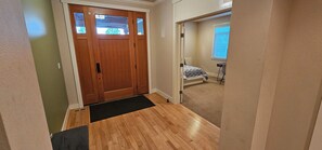 5 habitaciones, tabla de planchar con plancha, wifi y ropa de cama 