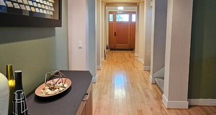 Spacious and beautiful 5-bedroom house in marvelous Auburn Lea Hill area with AC