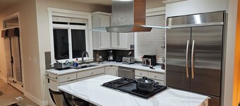 Spacious and beautiful 5-bedroom house in marvelous Auburn Lea Hill area with AC