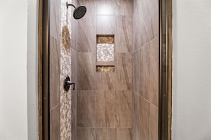 Douche, sèche-cheveux, serviettes fournies