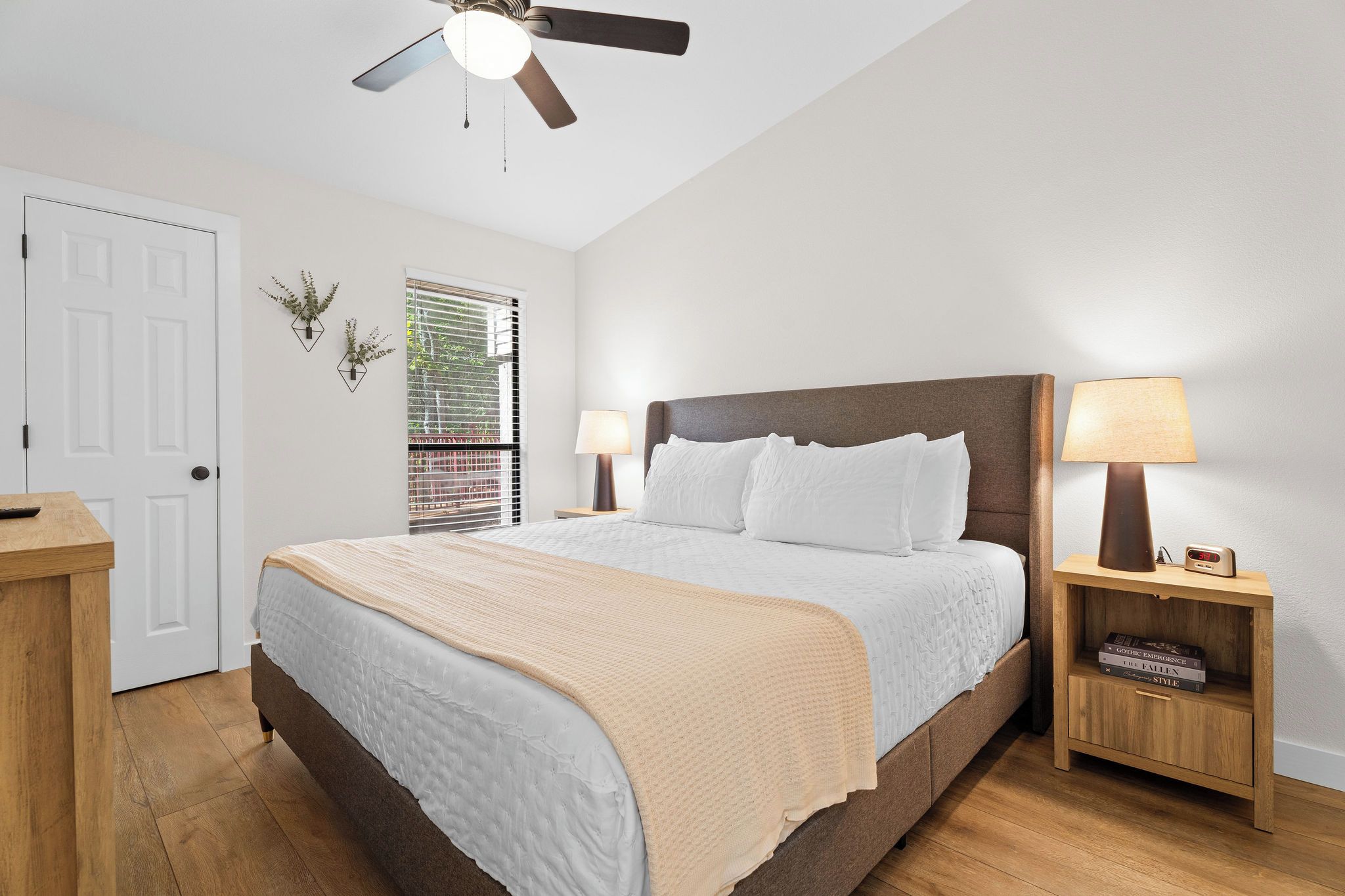 2 bedrooms, internet, bed sheets