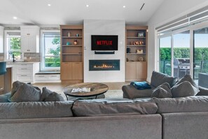 Televisión, chimenea y estéreo 