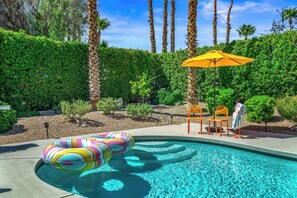 Pool - Desert Gem - Bold Design, Poolside Fun, Spa, BBQ & Views (Palm Springs)