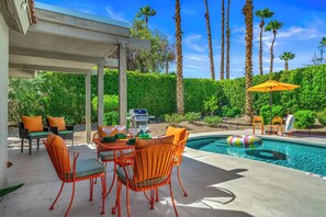 Pool - Desert Gem - Bold Design, Poolside Fun, Spa, BBQ & Views (Palm Springs)