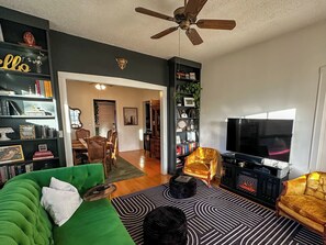 TV, peis, DVD-spiller og stereoanlegg