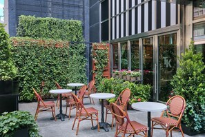 تناول الطعام بالخارج