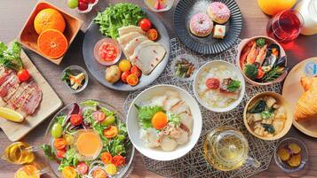 Daily buffet breakfast (JPY 2500 per person)
