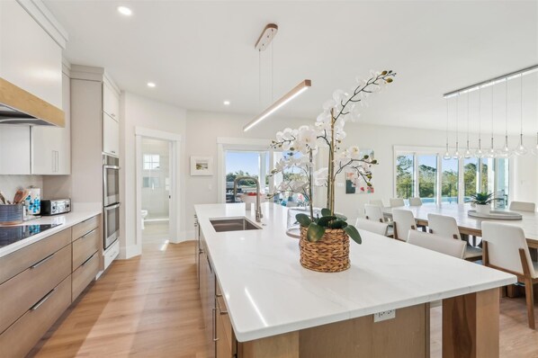 Jääkaappi, mikroaaltouuni, uuni, liesi