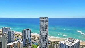 A high-rise hotel with a view of the beach and ocean. - Panoramic Ocean View Sub-Penthouse 3mins to Beach (Surfers Paradise)