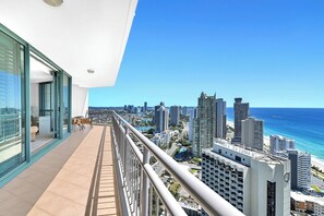 Property grounds - Panoramic Ocean View Sub-Penthouse 3mins to Beach (Surfers Paradise)