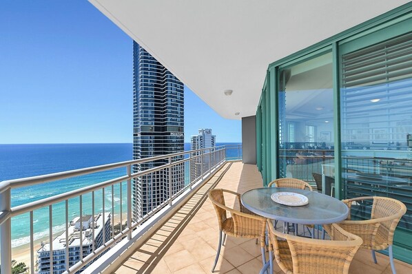 تناول الطعام بالخارج