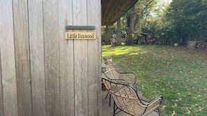 Un bâtiment en bois sur lequel on peut lire l’inscription « Little Foxwood ».