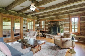 Smart TV, fireplace