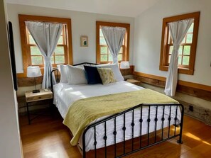 2 makuuhuonetta, työpöytä, silitysrauta/-lauta, ilmainen Wi-Fi