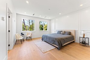 4 bedrooms, desk, iron/ironing board, travel cot - The Sedora | King Bed | Luxe (Langley Township)