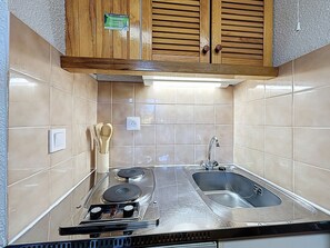 Fridge, microwave, cookware/dishes/utensils - Résidence des Montagnes by Interhome (Bellevaux)