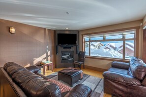 Deluxe Condo, Balcony, Mountain View | Living area