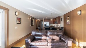 Deluxe-Apartment, Balkon, Bergblick | Wohnbereich