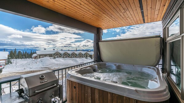 Deluxe Condo, Balcony, Mountain View | Private spa tub