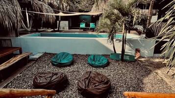 Deluxe tweepersoonskamer, uitzicht op zwembad | Terras