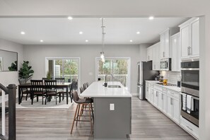 Mikrobølgeovn, ovn, kokeplater og oppvaskmaskin