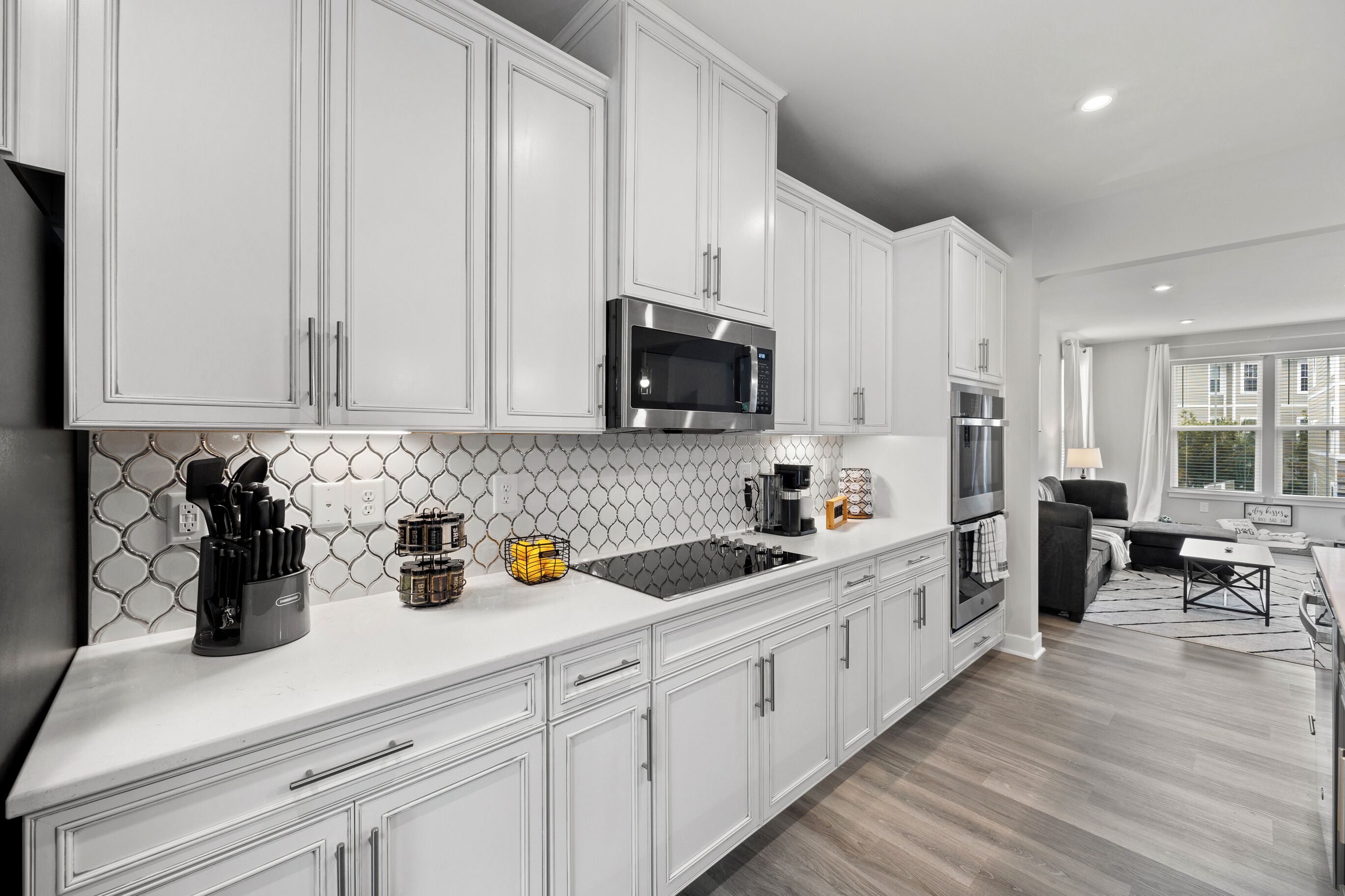 Mikrovågsugn, ugn, spishäll och diskmaskin