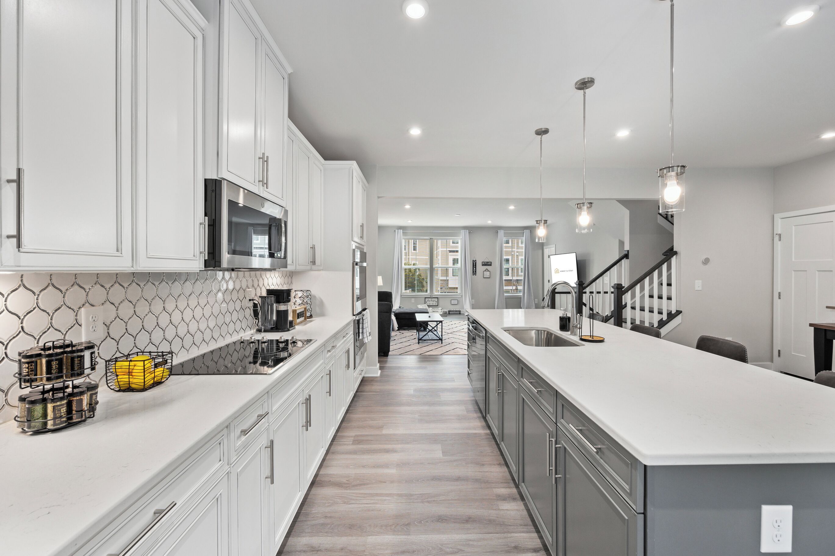 Een microgolfoven, een oven, een kookplaat, een vaatwasser