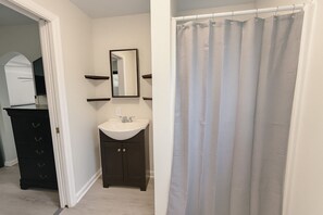 Dusche, Haartrockner, Handtücher, Seife