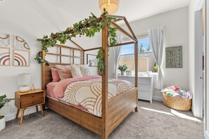 3 عدّة غرف نوم ومكتب وواي فاي مجانًا وملاءات أسرّة