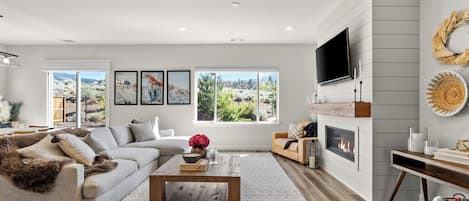 TV connectée, cheminée, chaîne hi-fi