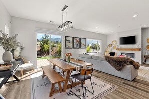 TV connectée, cheminée, chaîne hi-fi