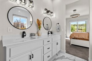 3 chambres, bureau, Wi-Fi gratuit, draps fournis