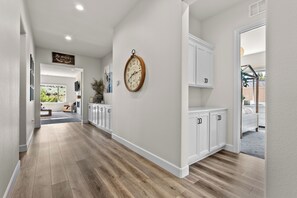 المنشأة من الداخل