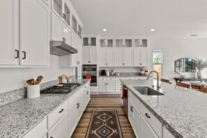 ثلاجة، ميكروويف، فرن، موقد طهي مسطح