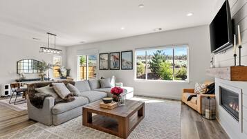 Smart TV, fireplace, stereo