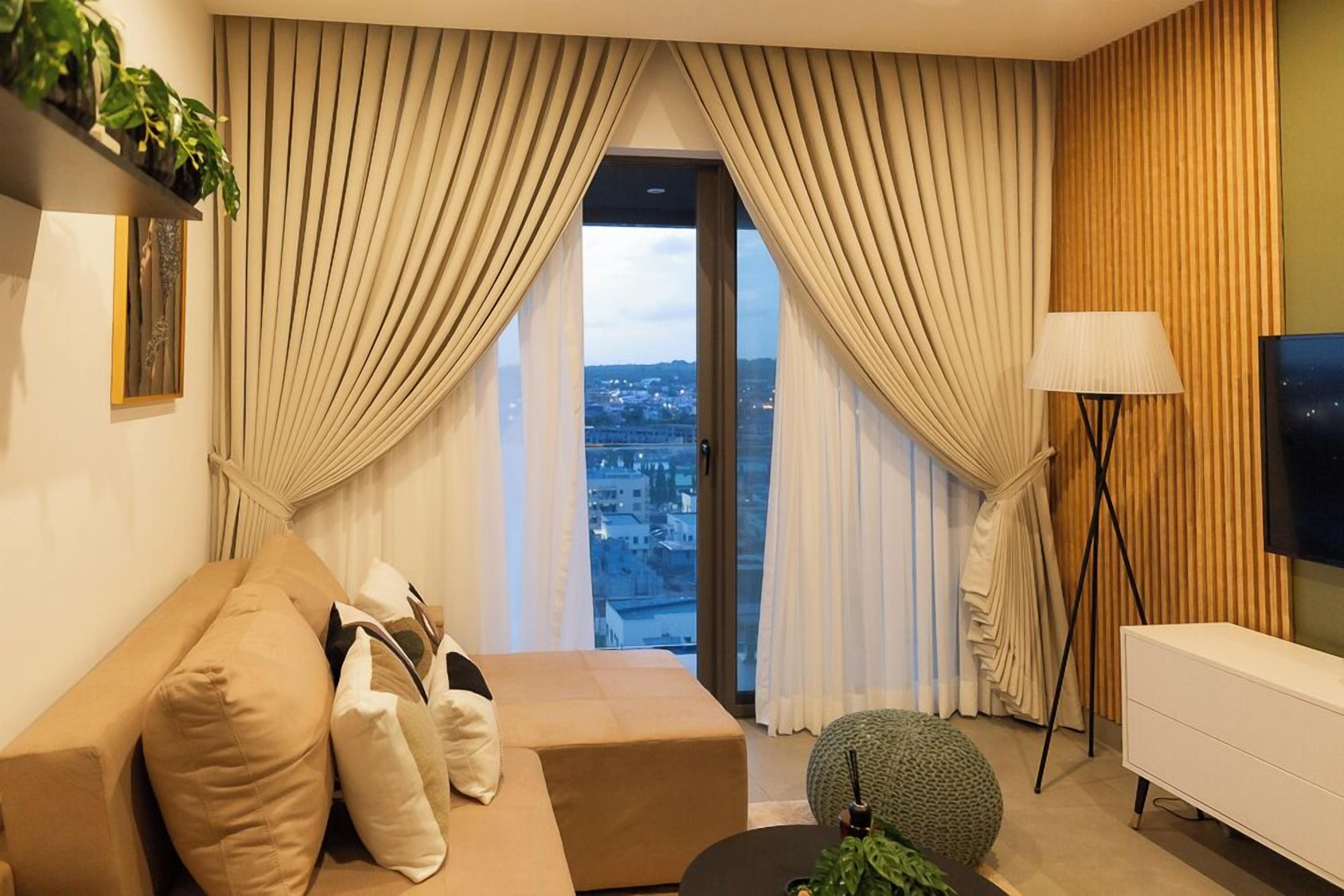 Deluxe-Apartment, Balkon, Stadtblick | Wohnbereich