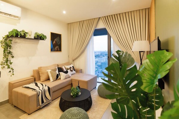 Deluxe-Apartment, Balkon, Stadtblick | Wohnbereich